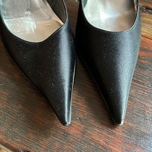 Stuart Weizman pointy toes Black Satin Classic 4" Heels Pumps Dressy Size 8